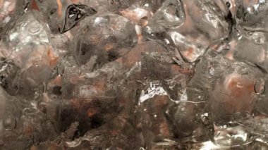  Dramatik Slow Motion Macro shot 'ı 1000 fps' lik buzlu viski bardağına dökülüyor. Buzlu nefis kola..