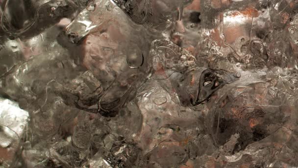 将威士忌倒入冰块的戏剧化慢动作宏观镜头 1000 Fps 加冰冰块的美味可乐 — 图库视频影像