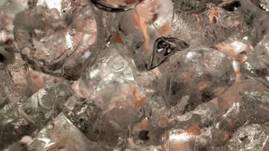  Dramatik Slow Motion Macro shot 'ı 1000 fps' lik buzlu viski bardağına dökülüyor. Buzlu nefis kola..