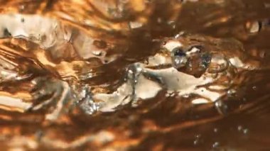 Dramatik Slow Motion Macro shot 'ı 1000 fps' lik buzlu viski bardağına dökülüyor. Buzlu nefis kola..