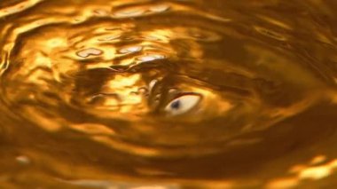  Dramatik Slow Motion Macro shot 'ı 1000 fps' lik buzlu viski bardağına dökülüyor. Buzlu nefis kola..