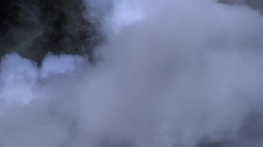 Ürkütücü sihirli Cadılar Bayramı. Atmosferik duman VFX elementi. Belirsiz bir geçmişi var. Soyut duman bulutu. Siyah arka planda ağır çekimde duman. Beyaz duman siyah bg 'a karşı uzayda yavaşça süzülüyor