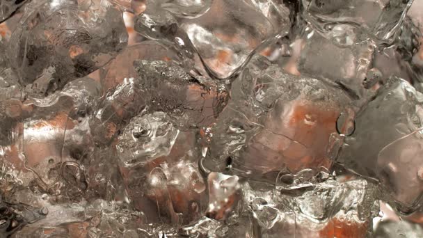 드라마틱 슬로우 매크로 Pouring Whiskey Glass Ice Cubes 1000 Fps — 비디오