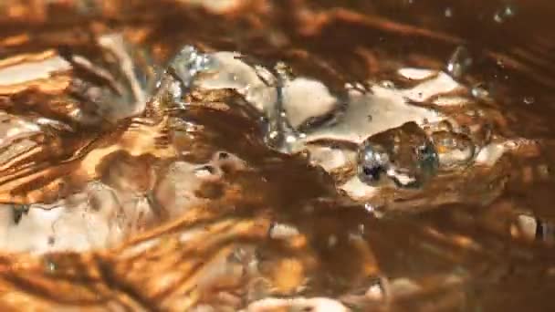 Dramatický Pomalý Pohyb Makro Shot Louring Whisky Glass Ice Cubes — Stock video