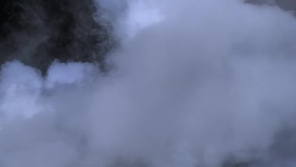 不気味な魔法のハロウィーン 大気煙Vfx要素 背景をかすめる 抽象的な煙雲 黒を背景にスローモーションで煙 黒い袋に対してゆっくりと空間を浮遊白い煙 — ストック動画