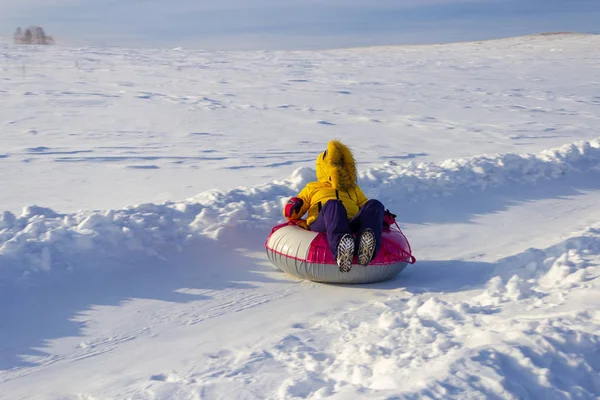 Het Meisje Rijdt Een Slang Besneeuwde Weg Wintersport — Stockfoto