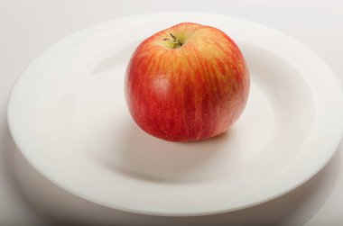 Sulu kırmızı elmalı beyaz tabak