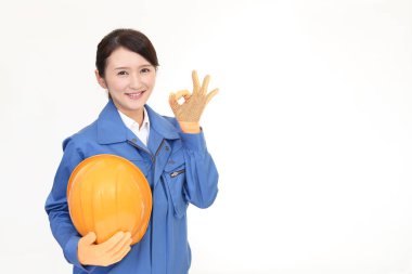 Beyaz arka plan üzerinde izole gülümseyen kadın işçi