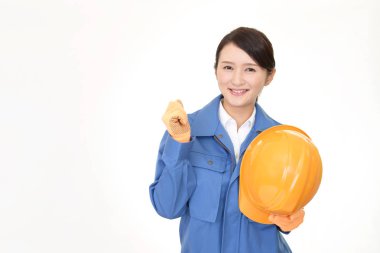 Beyaz arka plan üzerinde izole gülümseyen kadın işçi