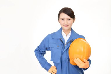 Beyaz arka plan üzerinde izole gülümseyen kadın işçi