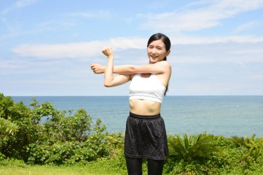 Deniz kenarında egzersizleri genç kadın