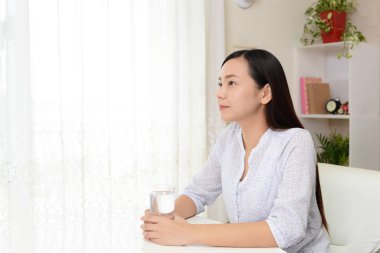 genç bir kadın, bir bardak su içme