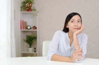 genç bir kadın, bir bardak su içme