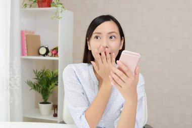 bir akıllı telefon kullanan kadın