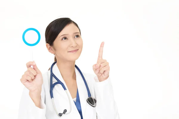 Sorridente Medico Asiatico Con Segno — Foto Stock