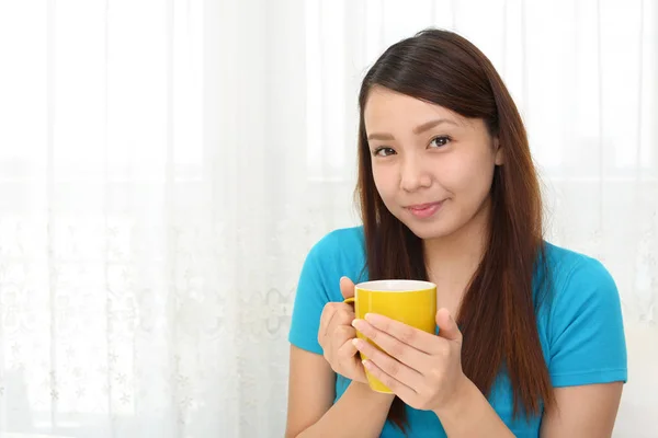 Femme Buvant Une Tasse Café — Photo