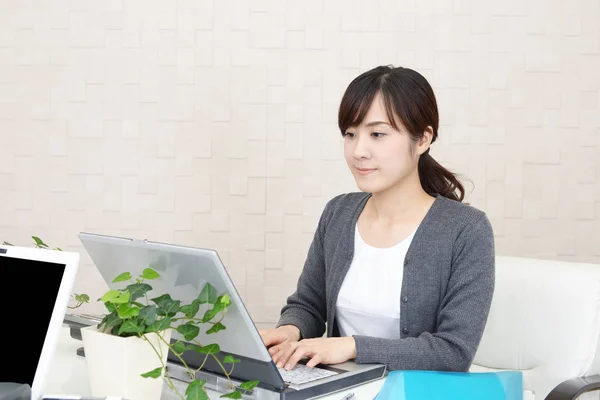 Geschäftsfrau Arbeitet Einem Laptop — Stockfoto