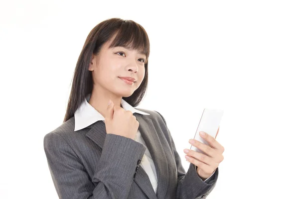 亚洲业务与智能手机的女人 — 图库照片