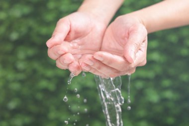Temiz su ellerde dökme