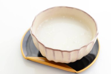 Amazake. Fermente pirinç yapılmış bir tatlı içeceği.