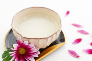 Amazake. Fermente pirinç yapılmış bir tatlı içeceği.