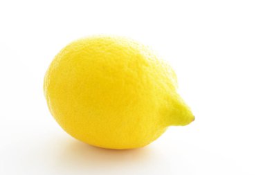 Beyaz arkaplanda taze limon 