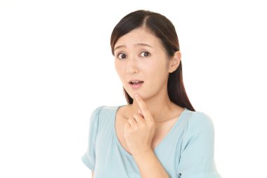 Korkmuş kadın üzerinde beyaz izole