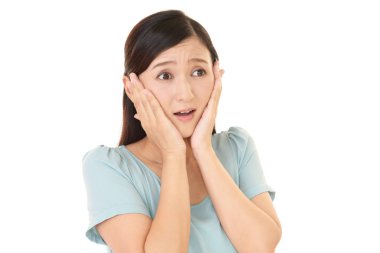 Korkmuş kadın üzerinde beyaz izole