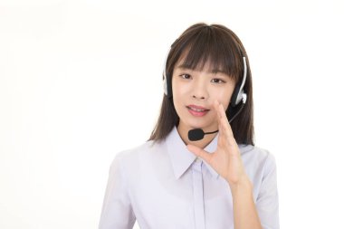 gülümseyen çağrı merkezi operatörü 