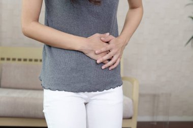 Karın ağrısı olan bir kadın.