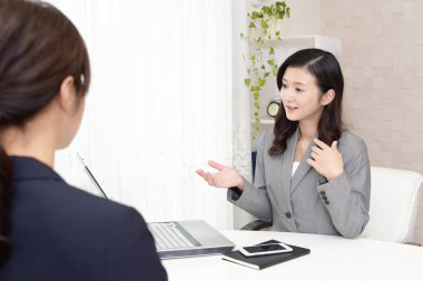 İki iş kadınları olarak office çalışma