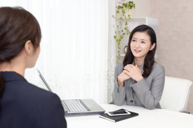 İki iş kadınları olarak office çalışma