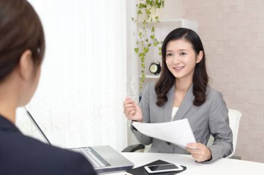 İki iş kadınları olarak office çalışma