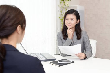 İki iş kadınları olarak office çalışma