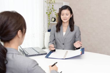 İki iş kadınları olarak office çalışma