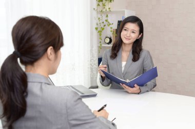 İki iş kadınları olarak office çalışma