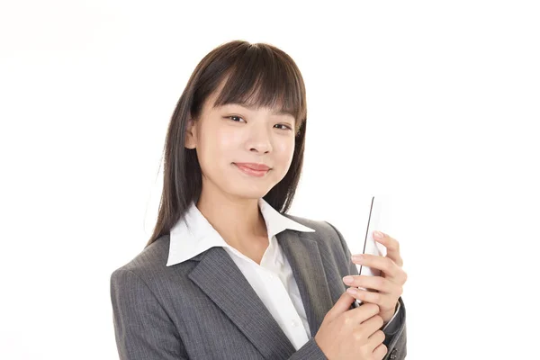 使用智能手机的商业女性 — 图库照片
