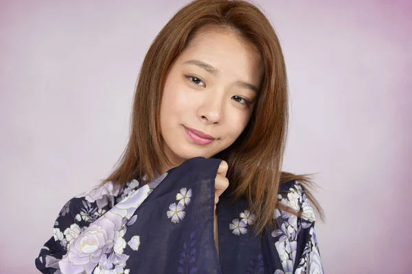 Frau Trägt Japanischen Sommer Kimono — Stockfoto