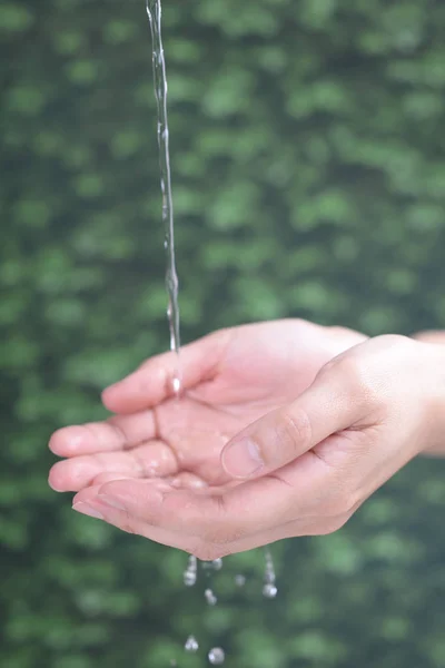 Чиста Вода Наливається Руки — стокове фото