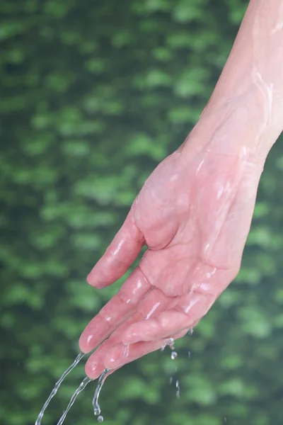 Καθαρό Νερό Στο Χέρι Της Γυναίκας — Φωτογραφία Αρχείου