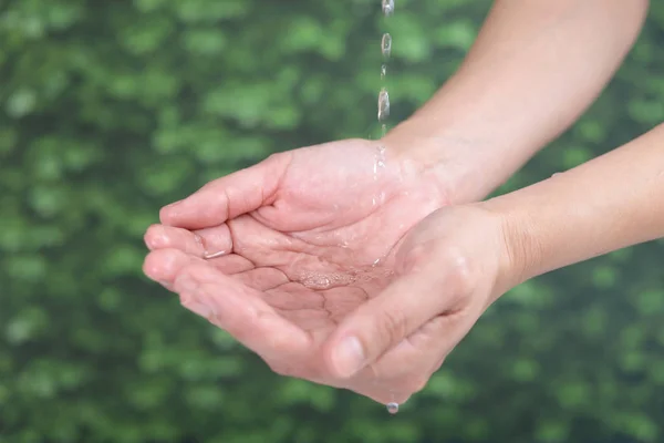 Acqua Limpida Versando Sulle Mani — Foto Stock