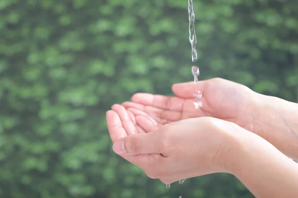 Acqua Limpida Versando Sulle Mani — Foto Stock