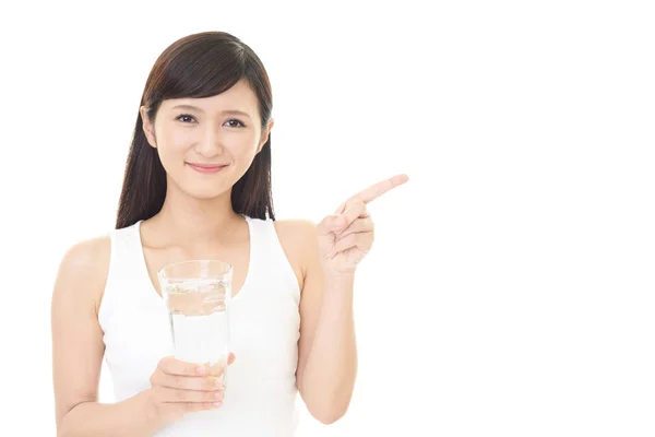 コップ一杯の水を飲む女 — ストック写真