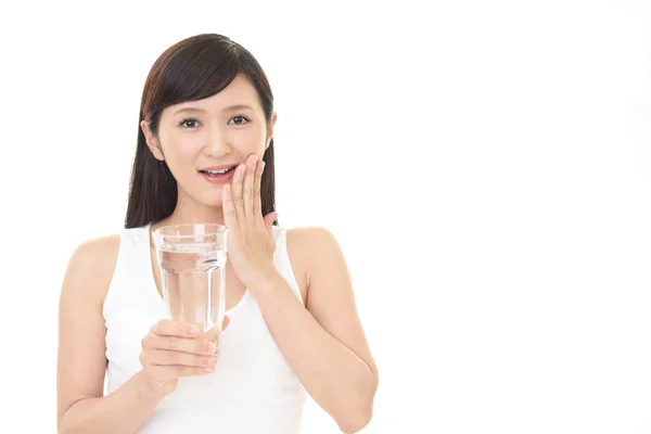 Vrouw Die Een Glas Water Drinkt — Stockfoto