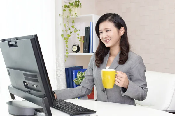 Mujer Negocios Trabajando Una Computadora Escritorio — Foto de Stock