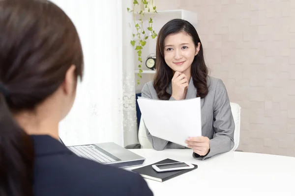 Due Donne Affari Ufficio Che Lavorano — Foto Stock