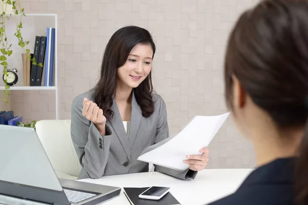 Due Donne Affari Ufficio Che Lavorano — Foto Stock