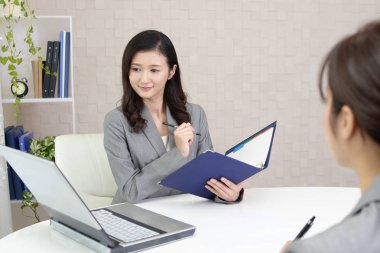 İki iş kadınları olarak office çalışma