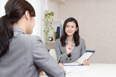 İki iş kadınları olarak office çalışma