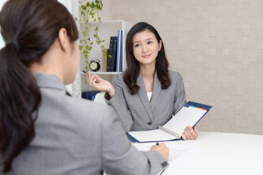 İki iş kadınları olarak office çalışma